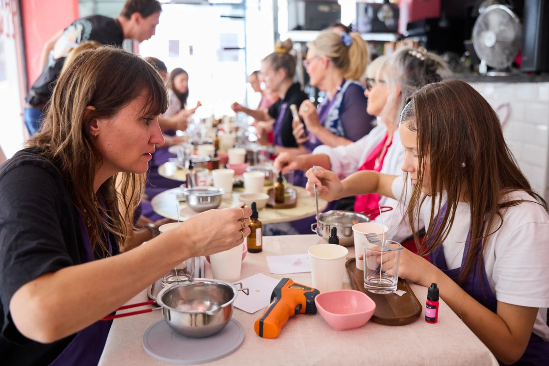 Participants en train de créer des bougies artisanales lors d’un atelier DIY chez Lili Candle Paris